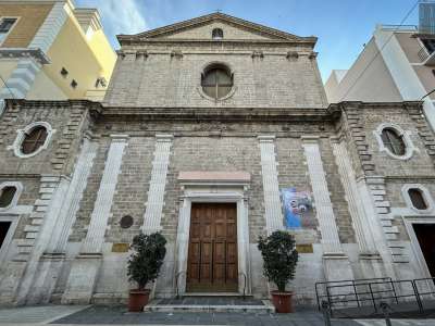 La facciata, di gusto neoclassico con muratura di conci in pietra calcarea a vista, si divide in due livelli